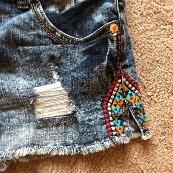 Jean shorts with tribal stitching - Picture 2 of 6